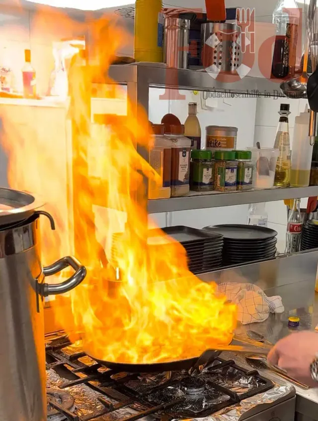 Kochen mit der Pfanne über offener Flamme in der Vereinsküche