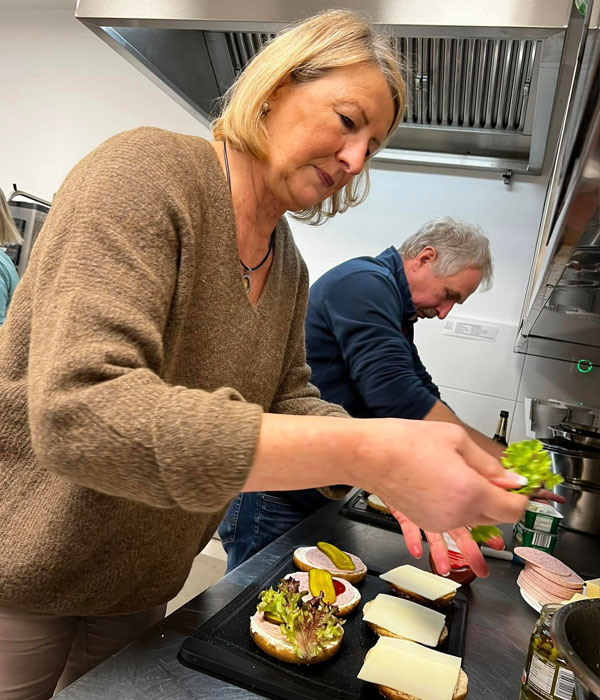 Verteilung von Essen und Kleidung in der Dortmunder City