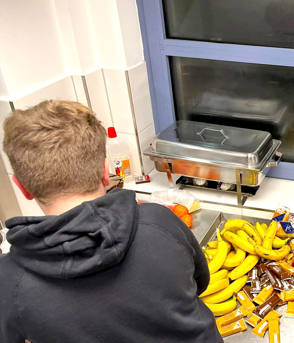 Zubereitung von Essen für Bedürftige in der Dortmunder City