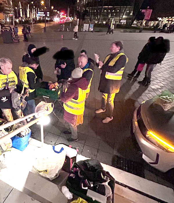 Vorbereitung der Lunchpakete für die Bedürftigen