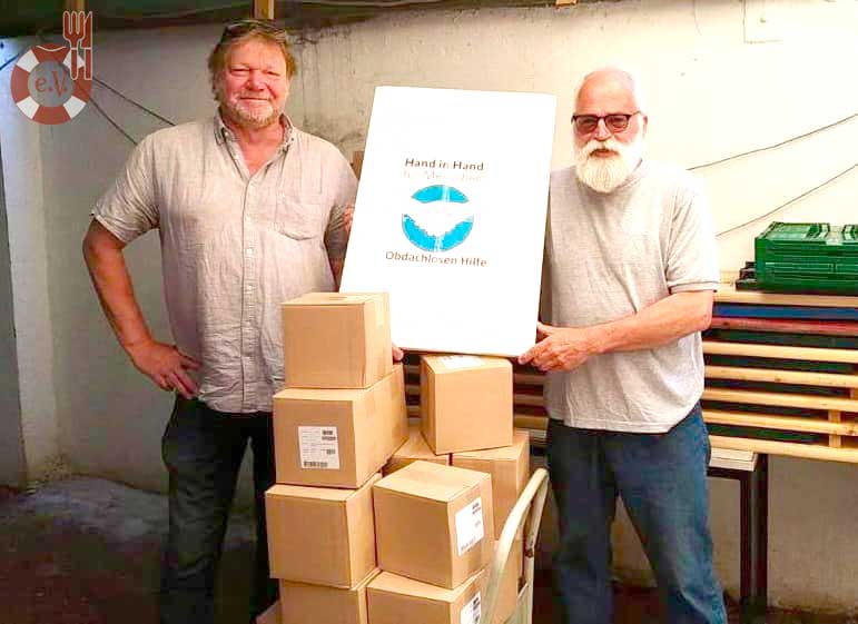 &Uuml;bergabe der Desinfektionsmittel an Hand in Hand e.V.