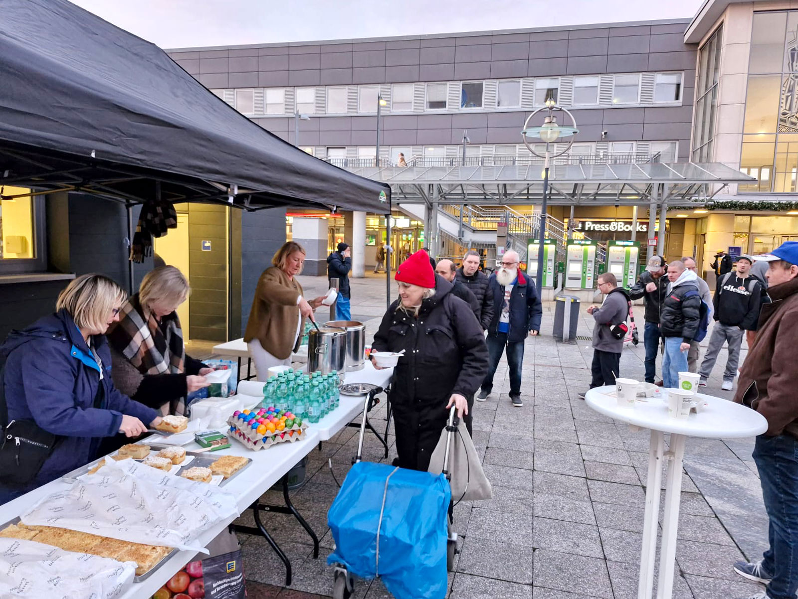 Verteilung von Kuchen am Dortmunder Hauptbahnhof