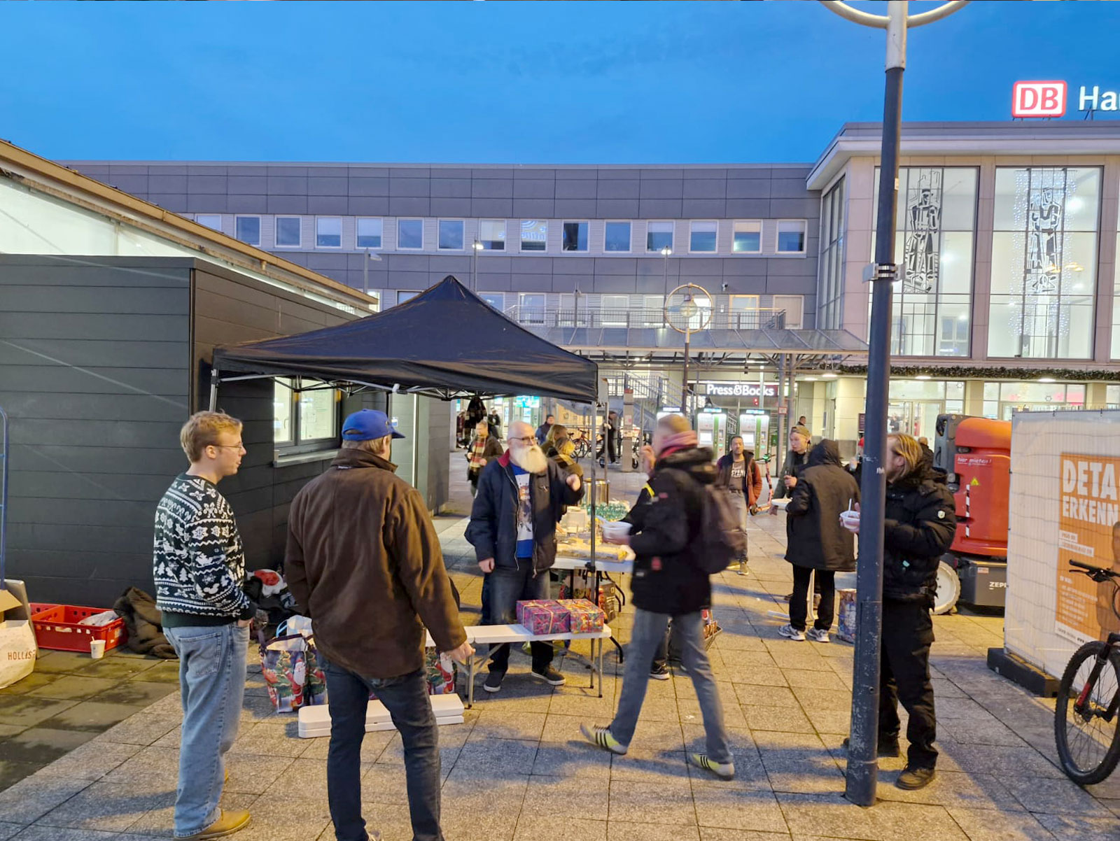 Verteilung von Kuchen am Dortmunder Hauptbahnhof