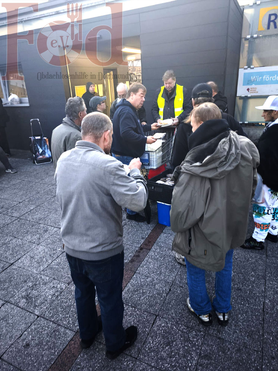 Verteilung von Bockwürsten und Kartoffelsalat am Dortmunder Hauptbahnhof