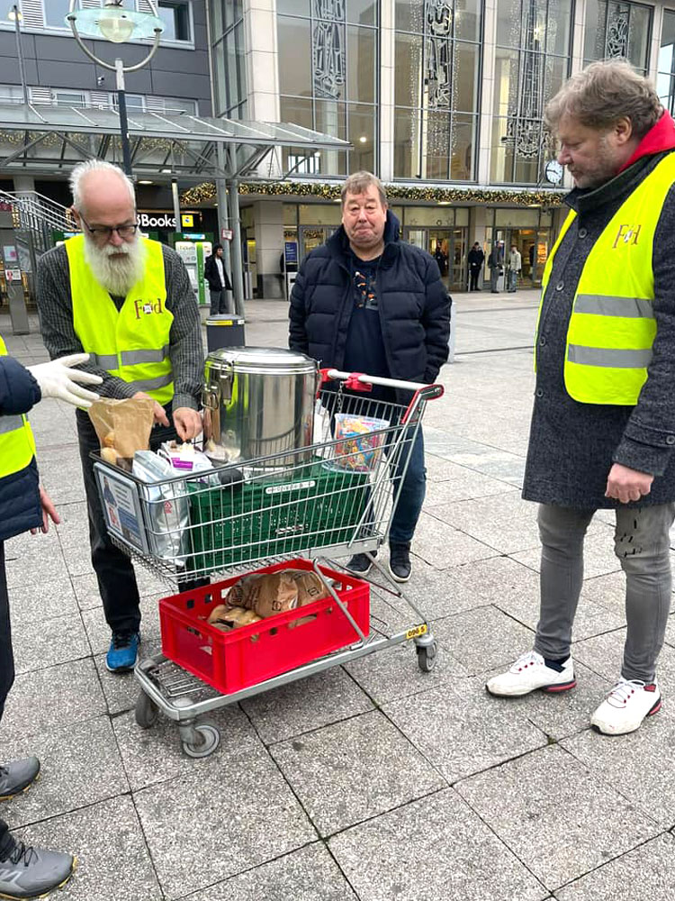 Currywurst für Bedürftige am Dortmunder Hauptbahnhof