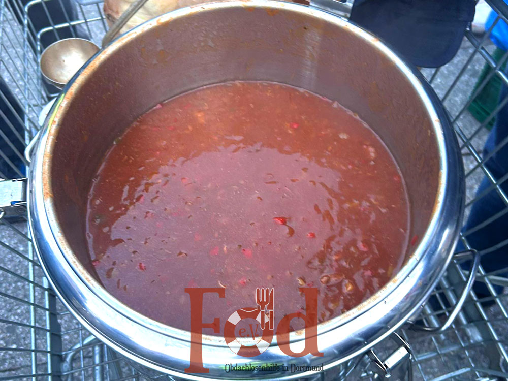 Verteilung von Gulaschsuppe und warmer Kleidung an Bedürftige am Dortmunder HBF