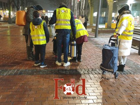 Verteilung von warmen Schlafsäcken in der Dortmunder Innenstadt