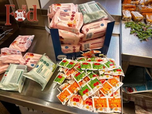 Verteilung einer warmen Suppe am Dortmunder Hauptbahnhof