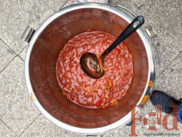 Verteilung von Essen und warme Kleidung an Bedürftige am Dortmunder Hauptbahnhof