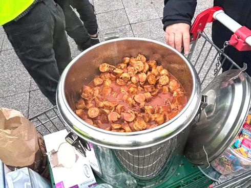 Currywurst für Bedürftige am Dortmunder Hauptbahnhof