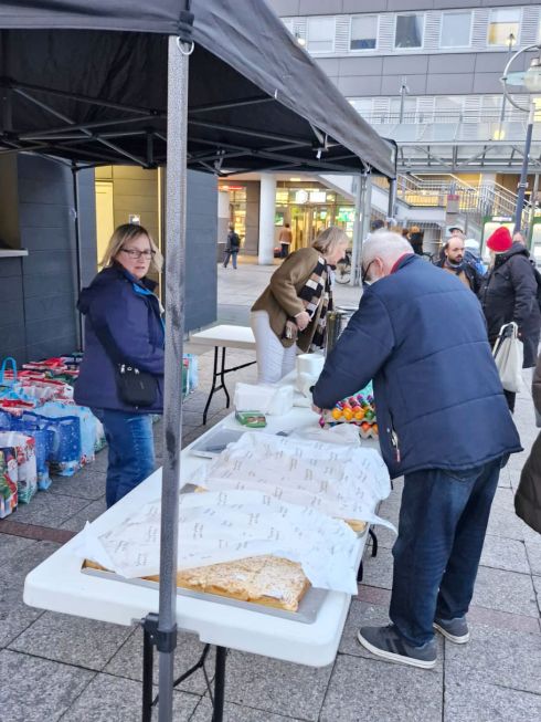 Verteilung von Kuchen am Dortmunder Hauptbahnhof