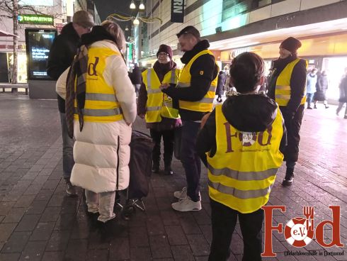 Verteilung von warmen Schlafsäcken in der Dortmunder Innenstadt