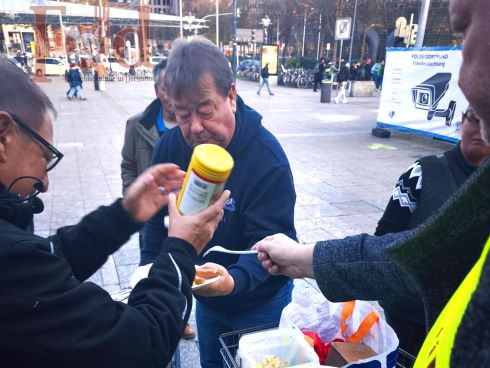 Verteilung von Bockwürsten und Kartoffelsalat  am Dortmunder Hauptbahnhof