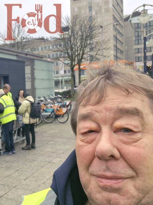 Verteilung einer warmen Suppe am Dortmunder Hauptbahnhof