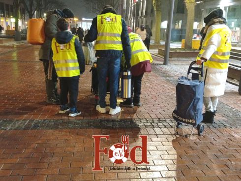 Verteilung von warmen Schlafsäcken in der Dortmunder Innenstadt