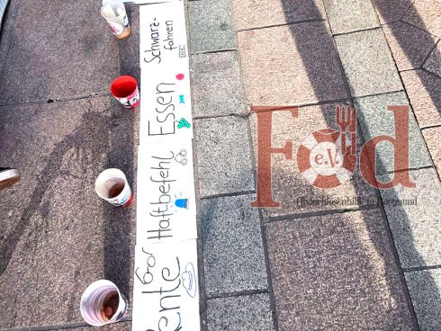 Verteilung von Lunch-Bags, Socken und Unterwäsche an obdachlose Menschen in Dortmund