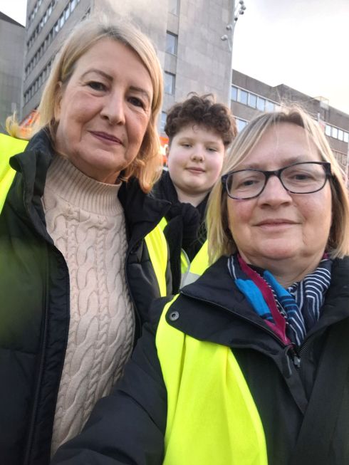 Verteilung von Kuchen am Dortmunder Hauptbahnhof