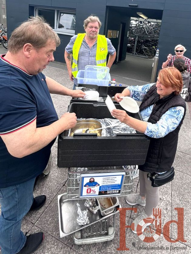 Verteilung von Essen und warme Kleidung an Bedürftige am Dortmunder Hauptbahnhof