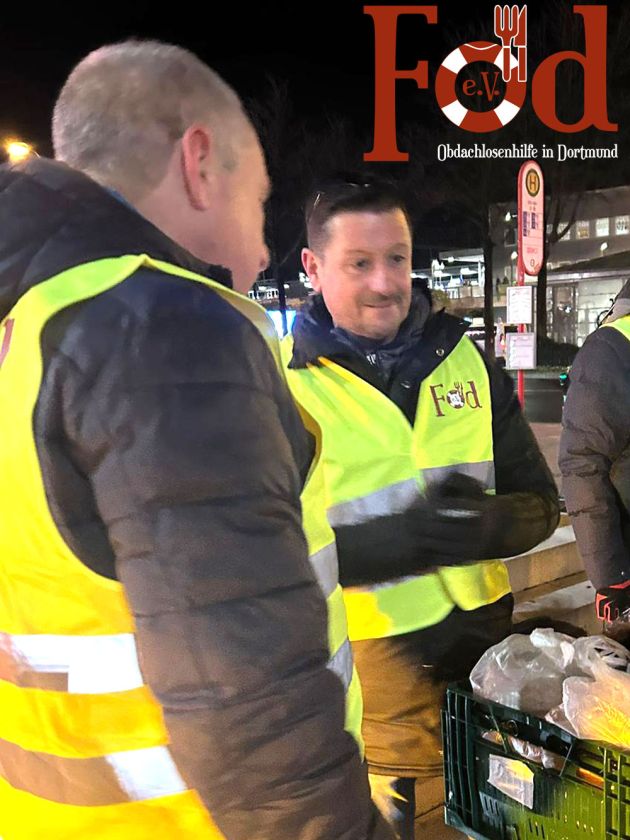 Verteilung von Essen und warme Kleidung an Bedürftige am Dortmunder Hauptbahnhof