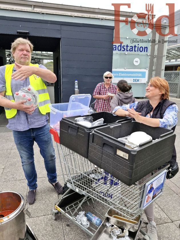 Verteilung von Essen und warme Kleidung an Bedürftige am Dortmunder Hauptbahnhof