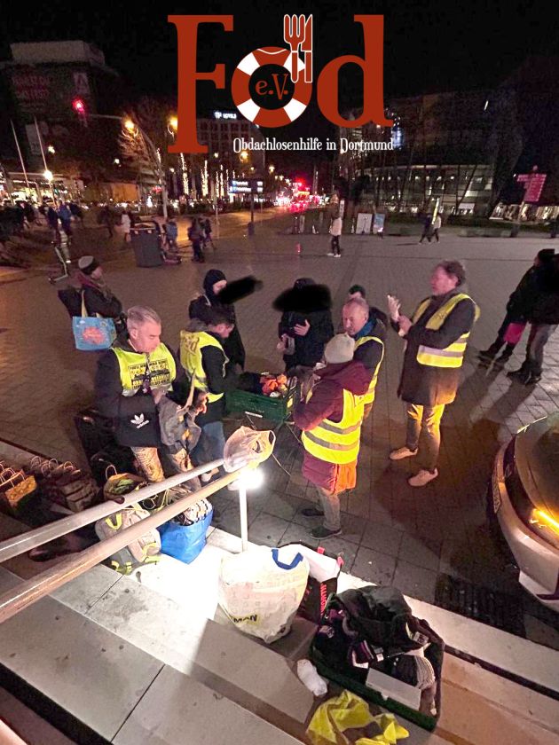 Verteilung von Essen und warme Kleidung an Bedürftige am Dortmunder Hauptbahnhof