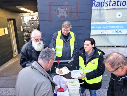 Verteilung von Bockwürsten und Kartoffelsalat am Dortmunder Hauptbahnhof