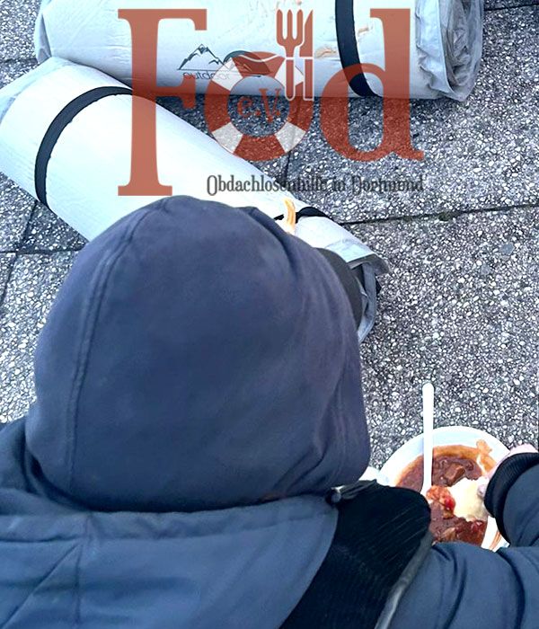 Verteilung von Essen und warme Kleidung an Bedürftige am Dortmunder Hauptbahnhof