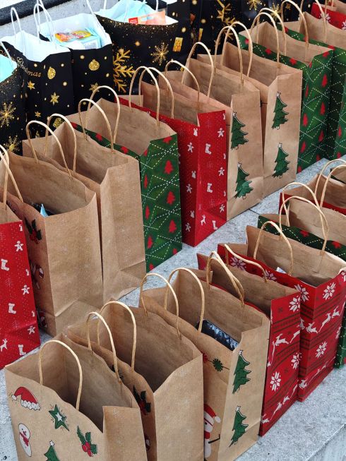 Verteilung von Geschenktüten am Dortmunder Hauptbahnhof