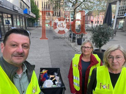 Verteilung von Lunch-Bags, Socken und Unterwäsche an obdachlose Menschen in Dortmund