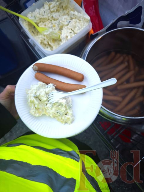 Verteilung von Bockwürsten und Kartoffelsalat  am Dortmunder Hauptbahnhof