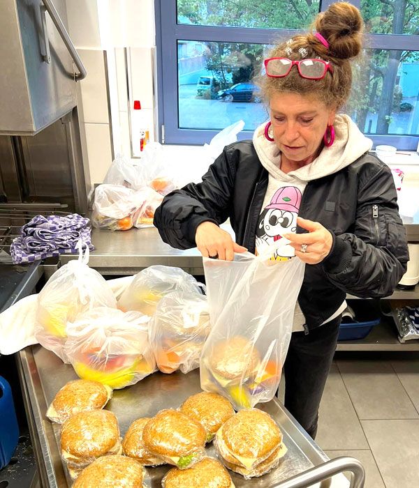 Heike beim Verpacken der Lunchpakete